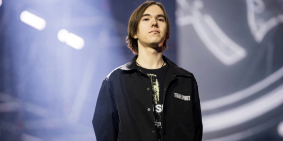 shanji ：第一局剑魔最大的失误就是团战闪现撞墙了